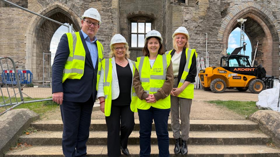 Cllr Paul Peacock, Cllr Rowan Cozens, Mayor Claire Ward and Cllr Claire Penny stand on the steps of Newark Castle with hard hats and high vis on