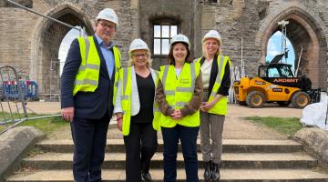 Cllr Paul Peacock, Cllr Rowan Cozens, Mayor Claire Ward and Cllr Claire Penny stand on the steps of Newark Castle with hard hats and high vis on